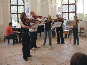 Teilnehmer der Meisterkurse spielen in der Orangerie der Stadtbibliothek Fuessen