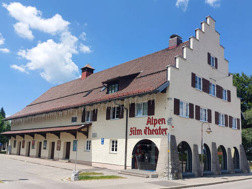 Foto vom historischen Gebäude des Alpenfilmtheaters in Füssen