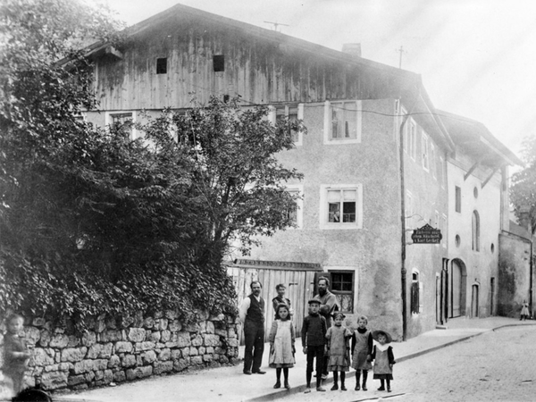 Im Hintergrund zu sehen ist das Haus 25 in der Ritterstraße in Füssen, Fotografie, o. J., Stadtarchiv Füssen