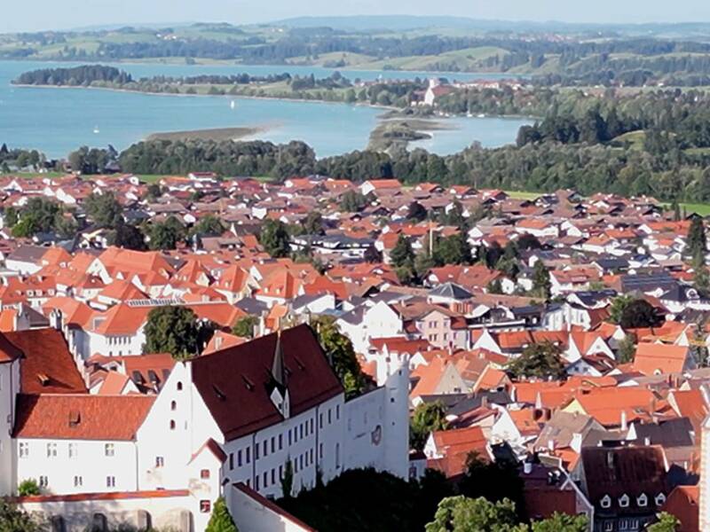 Blick über die Altstadt von Füssen, im Hintergrund Forggensee 