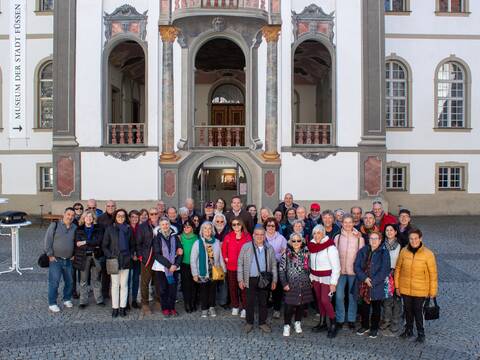 Das Foto zeigt die Mitglieder des Kulturzirkels aus der Partnerstadt Palestrina im Klosterhof. Außerdem zu sehen sind Bürgermeister Eichstetter, Monika Patzner und Dr. Isabelle Schwarz. 