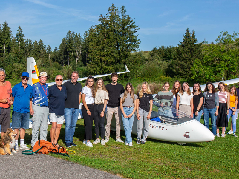 1.	Zum Segelfliegen ging es für die Auszubildenden der Stadt Füssen beim diesjährigen Azubi-Ausflug. Das Foto zeigt außer den Auszubildenden (von links:) Martin Becker (2. Vorsitzender des Flugsportvereins Marktoberdorf), Peter Kahlhammer (Ausbildungsleiter Segelflug beim Luftsportverein Füssen), Horst Reuter (Ausbildungsleiter Ultraleicht des Luftsportvereins Füssen) und Johannes Pötschke (1. Vorsitzender beim Luftsportverein Füssen); außerdem auf dem Foto zu sehen: Bürgermeister Maximilian Eichstetter (5. Person von links), Ausbildungsleiterin der Stadt Füssen Annalena Pröbstl (7. Person von links) und Personalrat Manuel Gugliotta (ganz rechts).