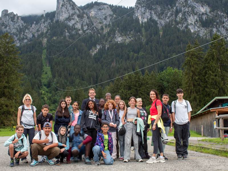 Schülerinnen und Schüler mit ihren Betreuerinnen und Bürgermeister Maximilian Eichstetter; im Hintergrund ist der Tegelberg zu sehen.