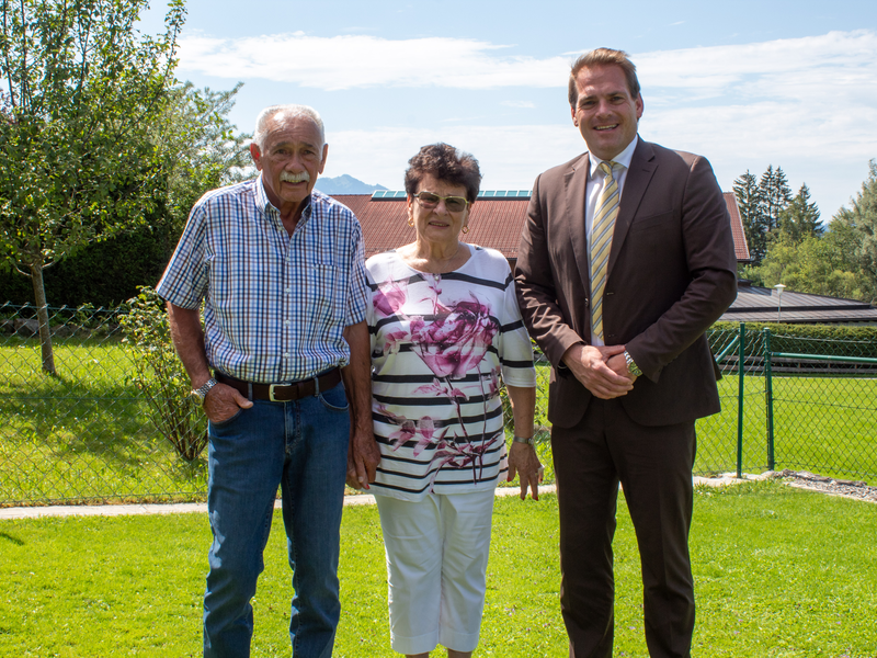 Das Foto zeigt Bürgermeister Maximilian Eichstetter (rechts) beim Besuch des Ehepaars Kolb anlässlich seiner Goldenen Hochzeit.