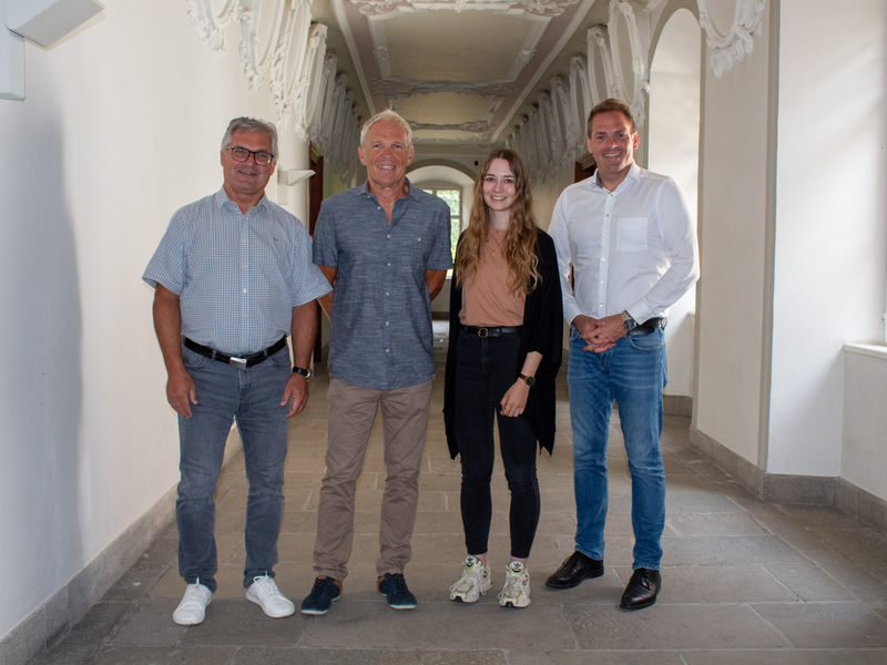 Das Foto zeigt (von rechts) Bürgermeister Maximilian Eichstetter, Annalena Pröbstl (Personalamt), Manfred Schweinberg und der kommissarische Hauptamtsleiter Markus Gmeiner.