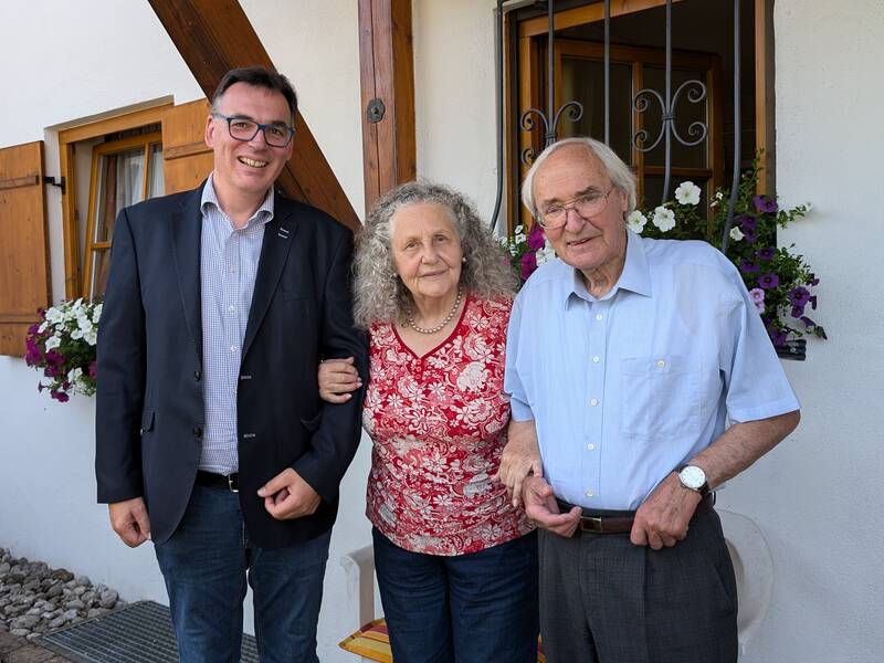 Das Foto zeigt den Zweiten Bürgermeister Christian Schneider (links) beim Besuch des Ehepaars Prudlo anlässlich dessen 60-jährigem Ehejubiläums.