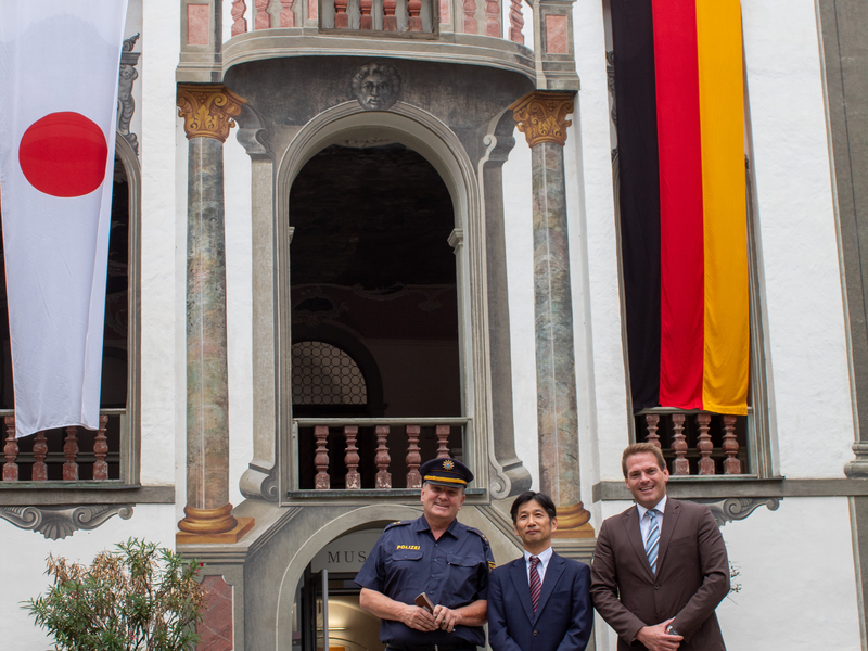 Bürgermeister Maximilian Eichstetter (rechts) und Polizeioberrat Edmund Martin (links) haben kürzlich den japanischen Generalkonsul Kenichi Bessho (Mitte) empfangen.