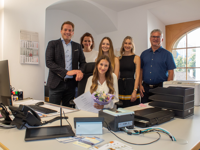 Lejla Sinanovic (sitzend) hat erfolgreich ihre Ausbildung bei der Stadt Füssen absolviert. Bürgermeister Eichstetter (links) übergab ihr kürzlich ihr Prüfungszeugnis. Auf dem Bild außerdem zu sehen (von rechts:) Markus Gmeiner, Leiter Öffentliche Sicherheit und Ordnung, Tanja Hofmann, Standesamt, Ausbildungsleiterin Annalena Pröbstl und Myriam Paulick vom Gewerbeamt.