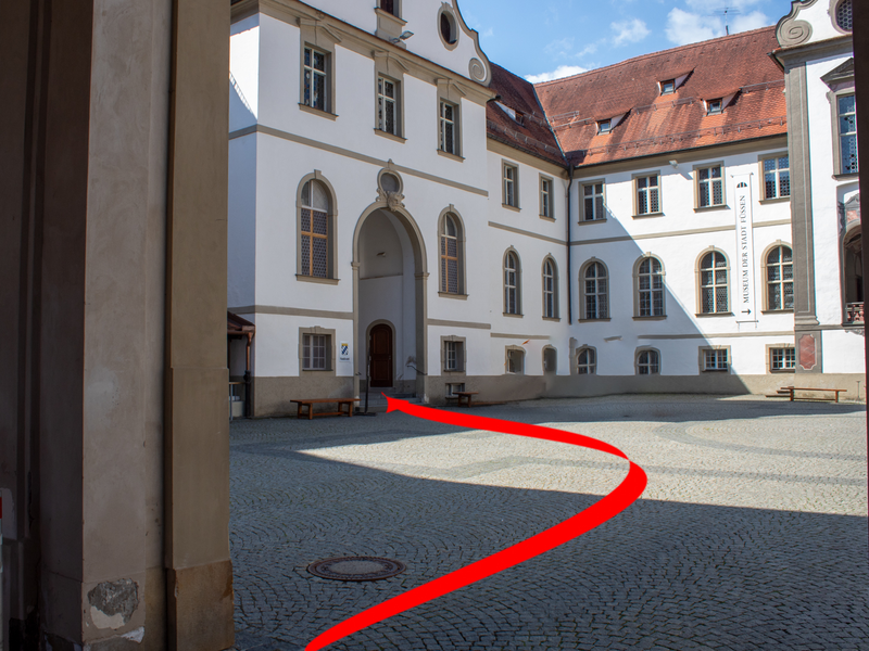 Blick in den Klosterhof. Ein roter Pfeil deutet an, wie man zum Einwohneramt gelangt.